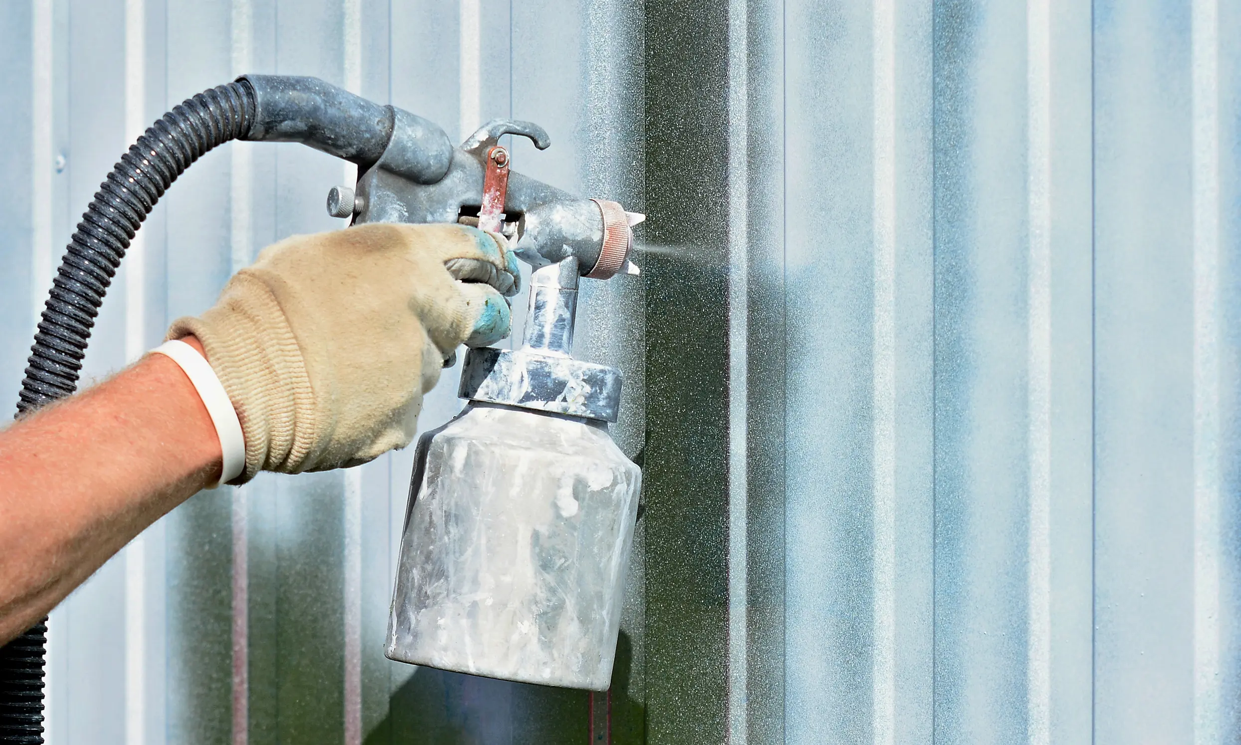 Professionelle Lackierung mit Spritztechnik (Airless) für gleichmäßige Oberflächen