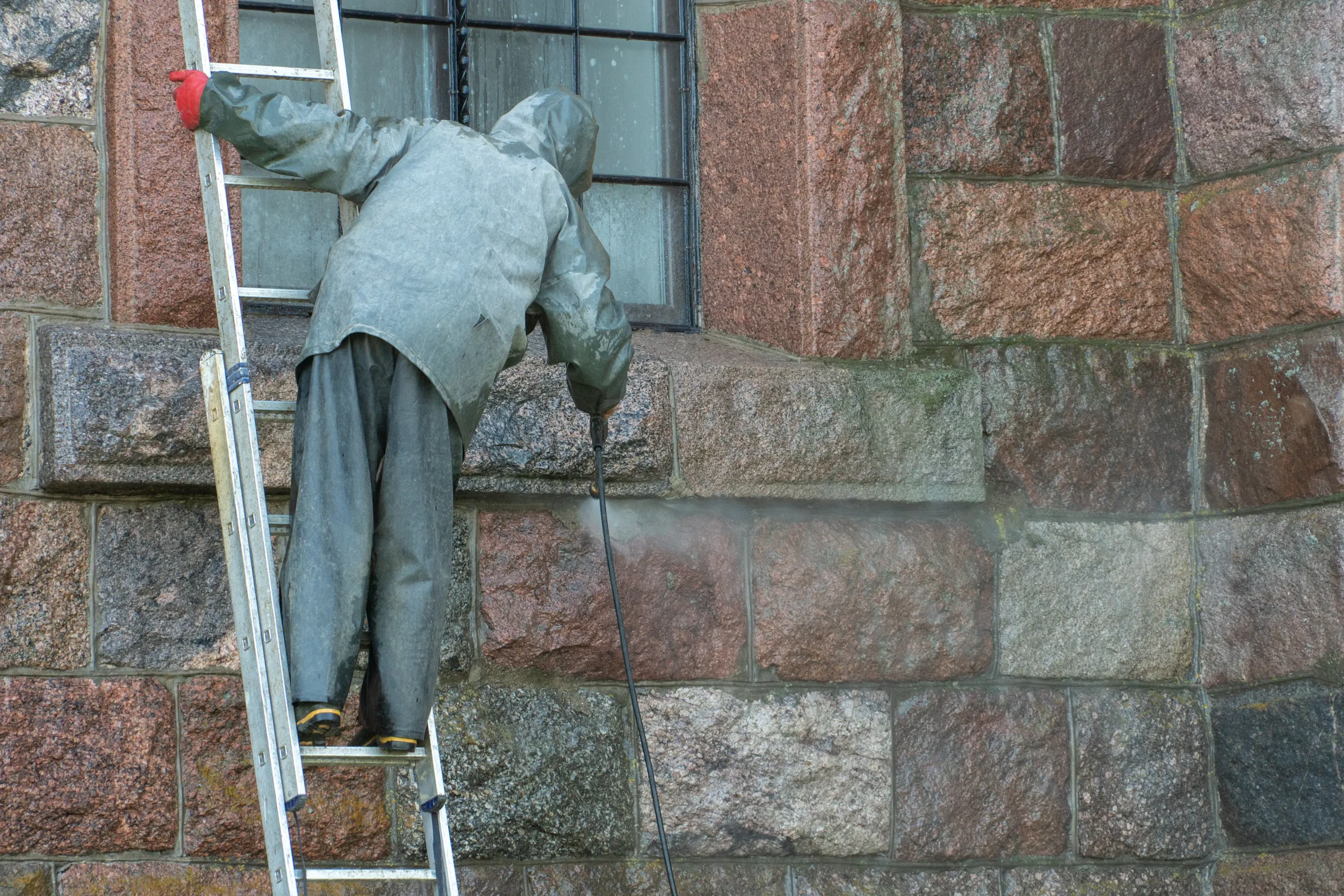Fassadenreinigung mit Hochdruck-Wasserstrahl für saubere Übergabe nach Arbeiten